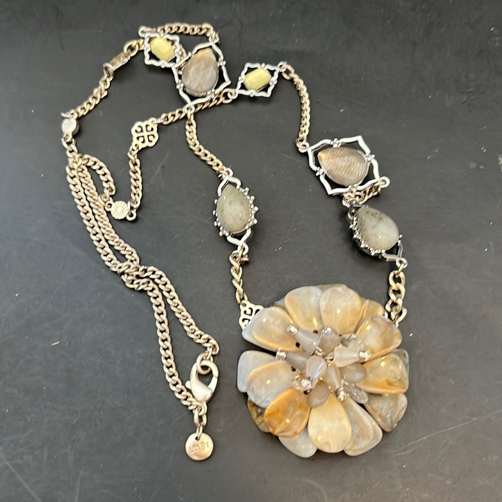Ann Taylor Loft flower pendant necklace